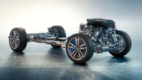 BMW X4 M Competition F98 LCI Facelift 2021 M spezifisches Fahrwerk Seitenansicht mit Burnout unter Brücken